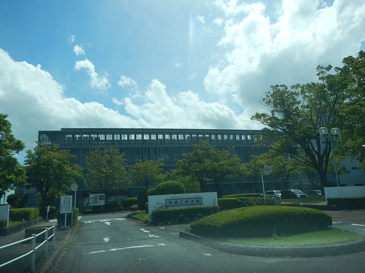 正門前　前橋工科大学　大学　広告