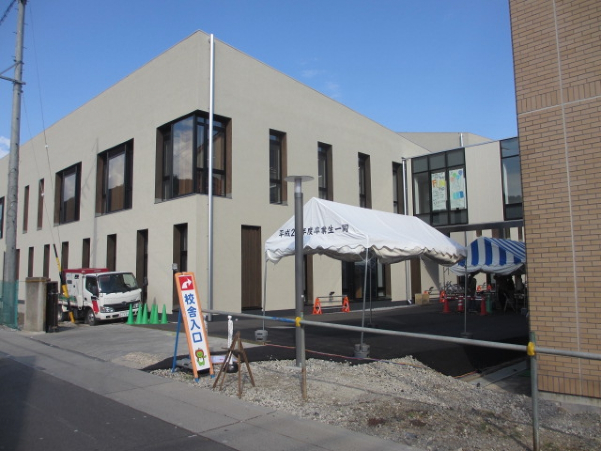 長野県立大学正門