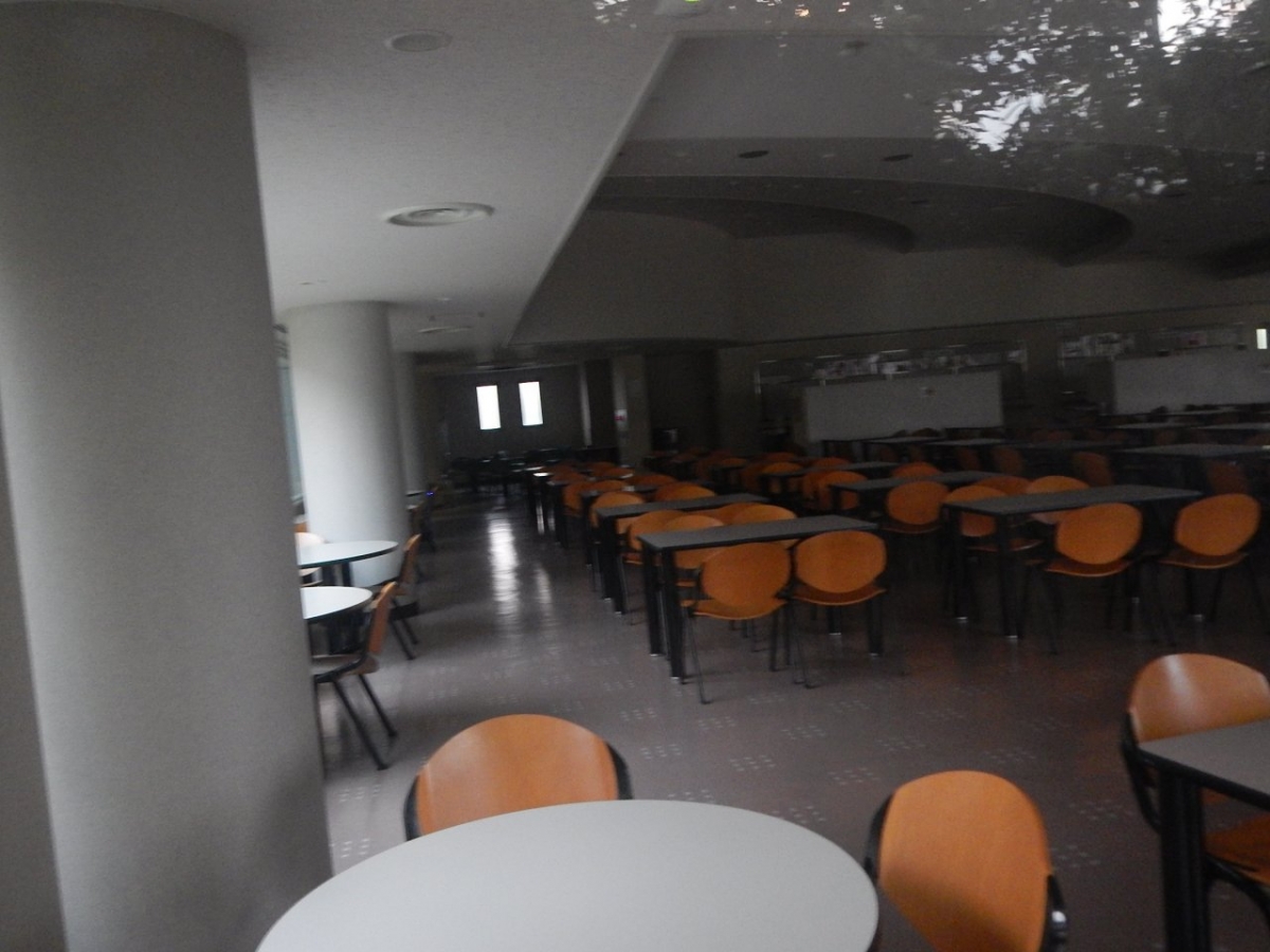 阪南大学南キャンパスの食堂内観