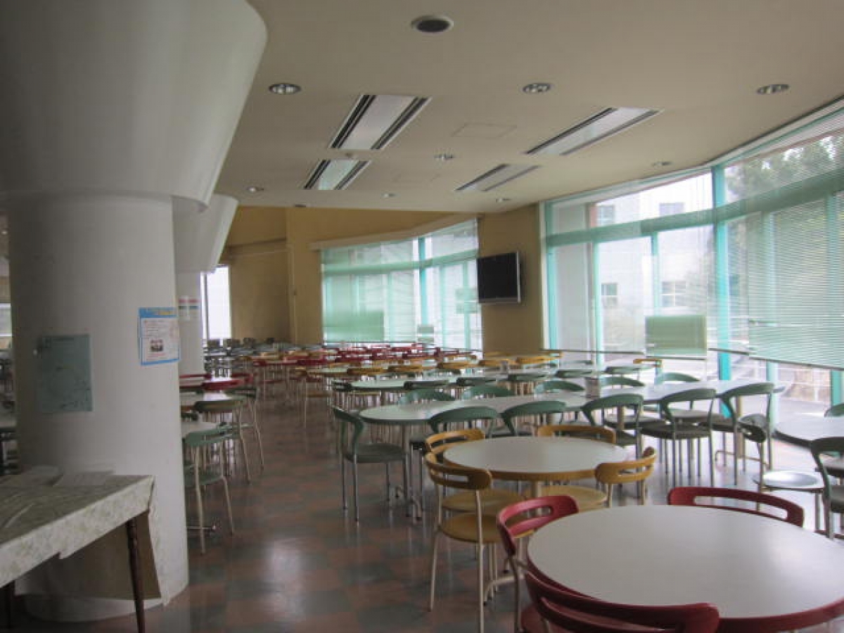 大阪府立大学羽曳野キャンパスの食堂内観