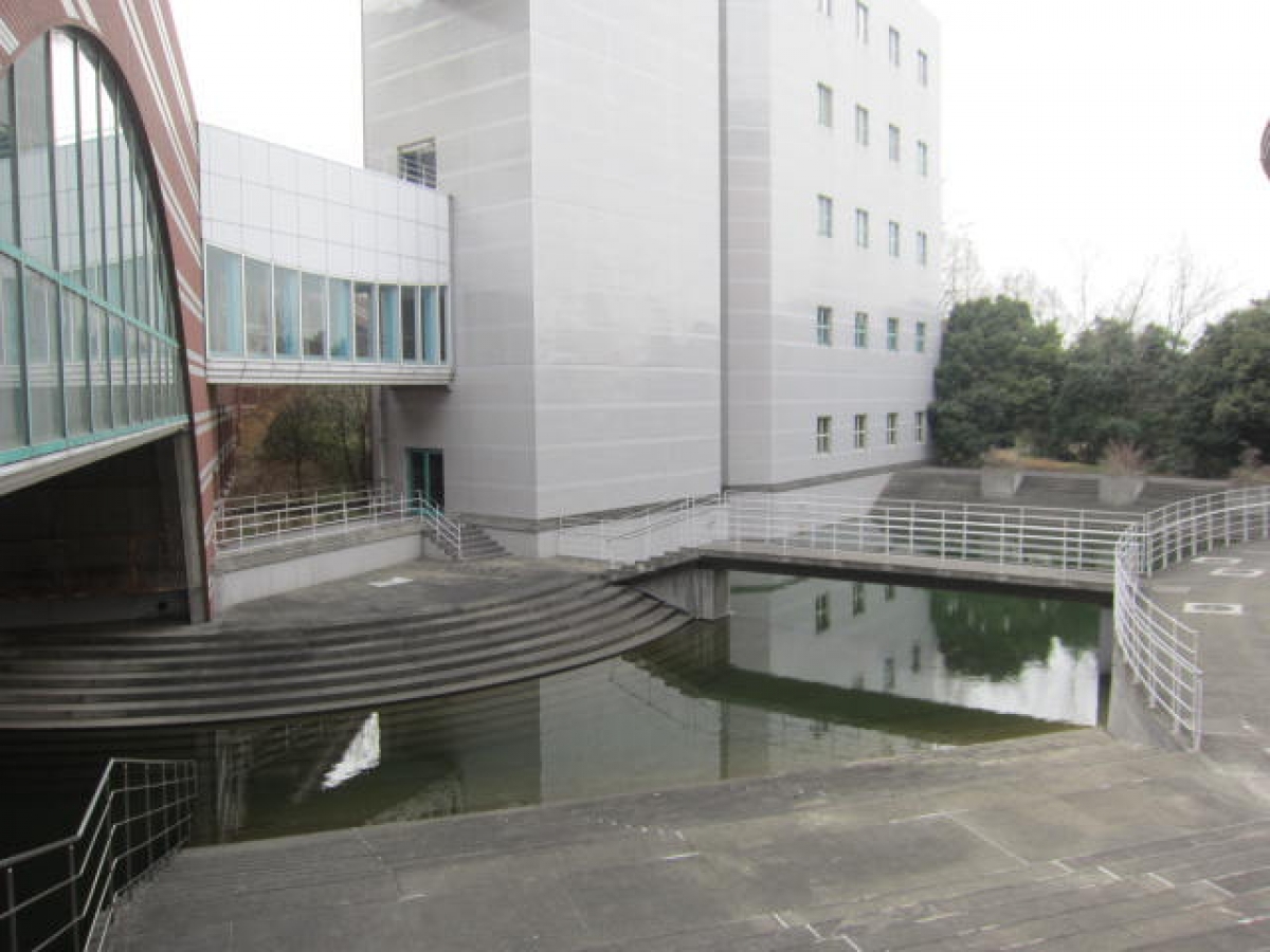大阪府立大学羽曳野キャンパスの円状の池