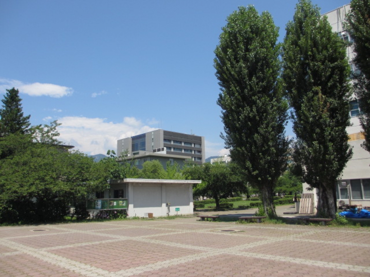信州大学　長野（工）　中庭