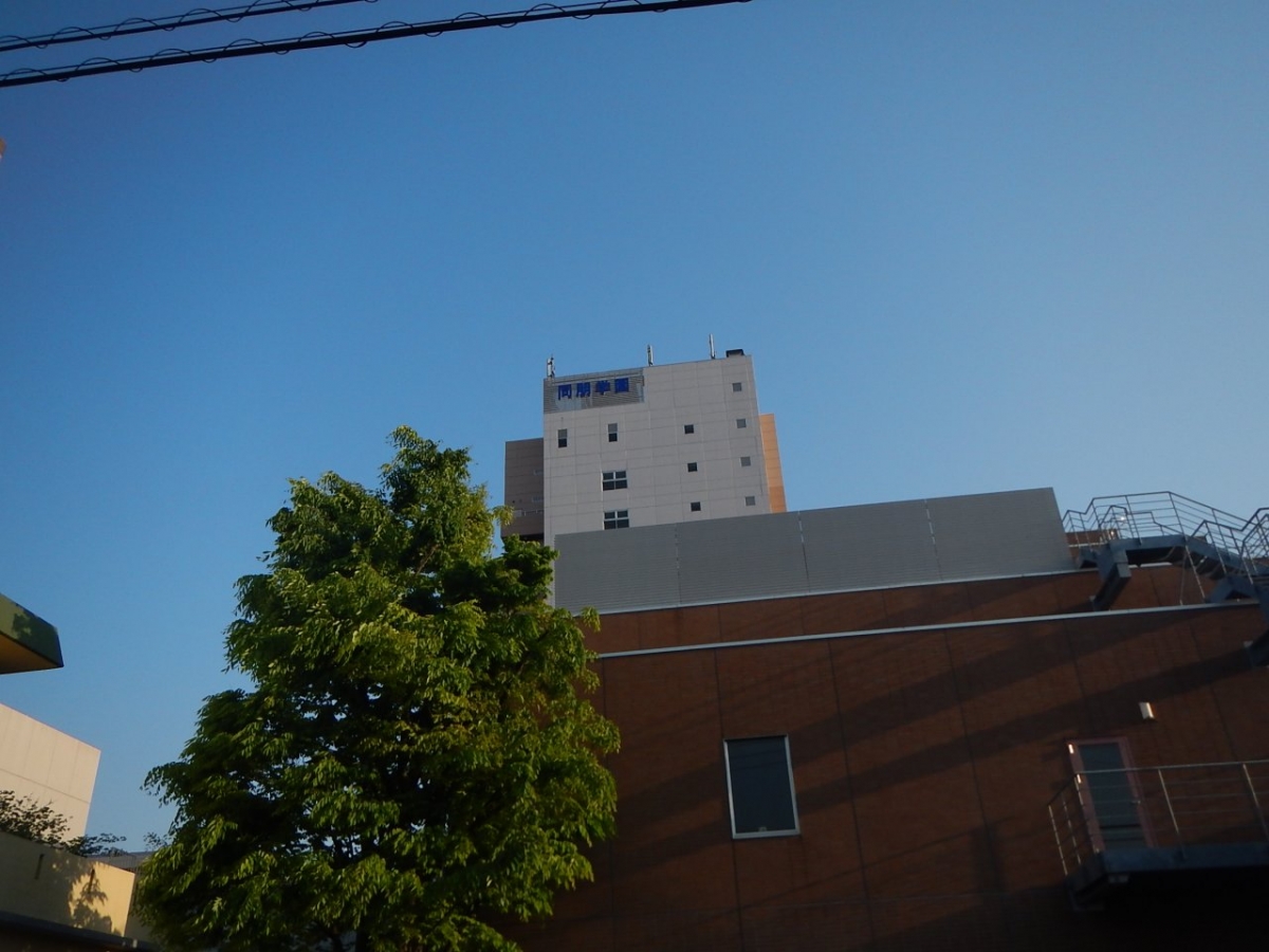 同朋大学　校舎外観　大学内広告　比較　トレー広告