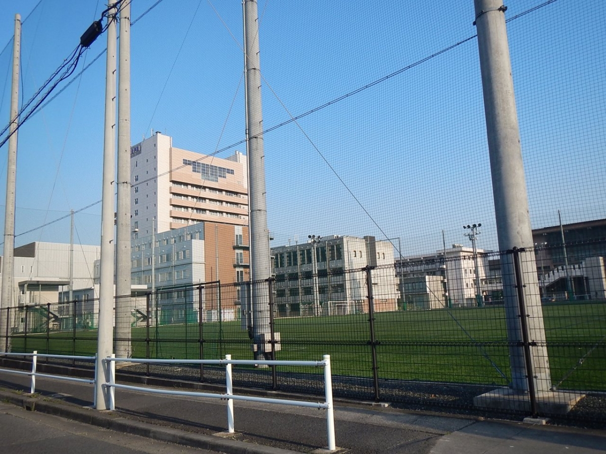 同朋大学　グラウンド　大学内広告　比較　トレー広告