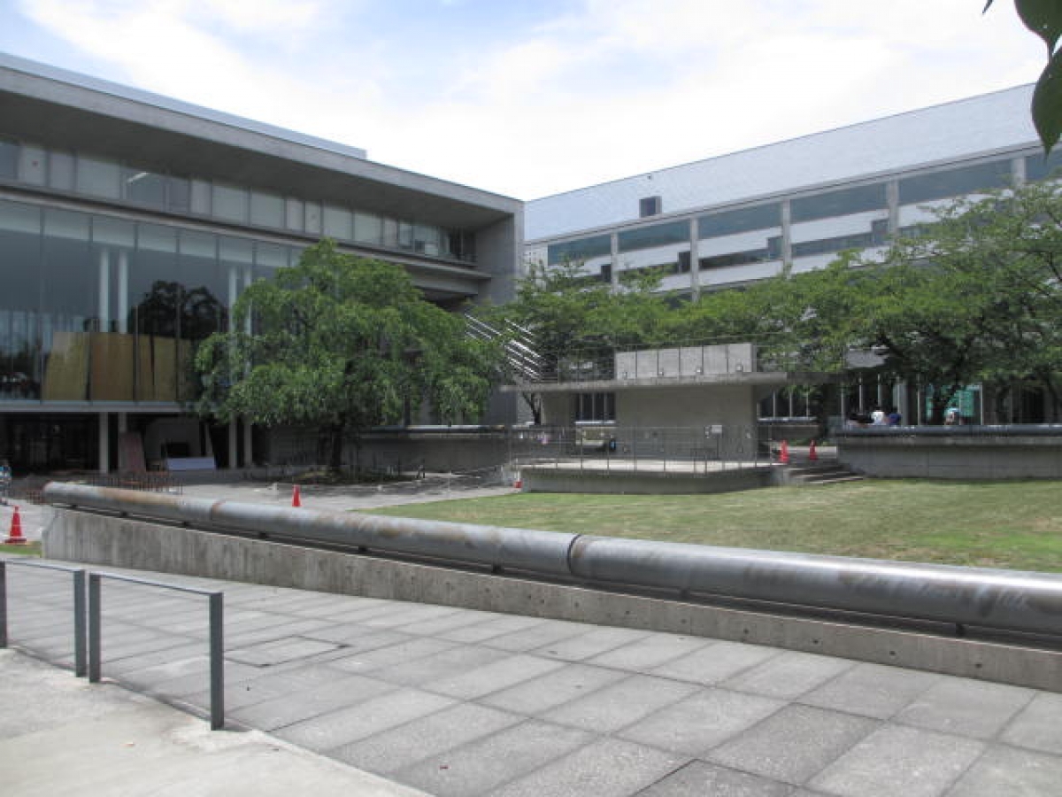東京都市大学世田谷キャンパスの14号館外観・中庭