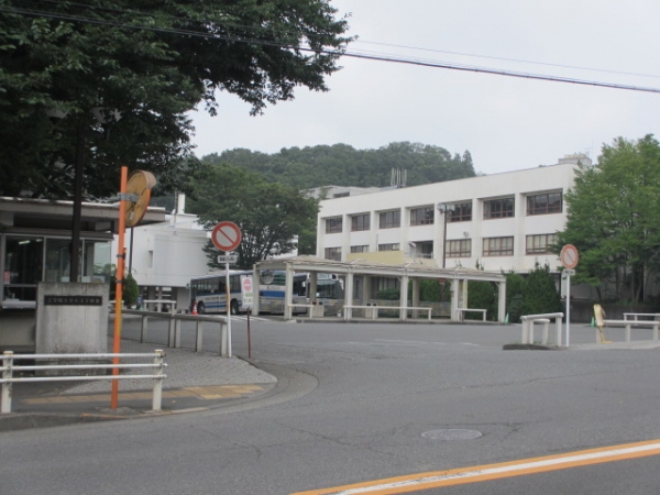 工学院大学八王子キャンパスの正門