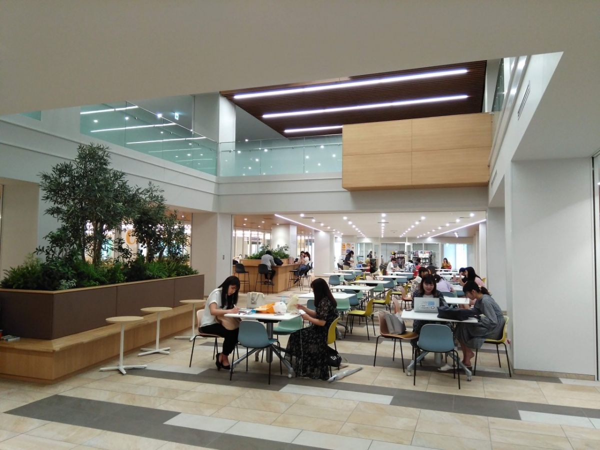 桜美林大学新宿キャンパスのラウンジ
