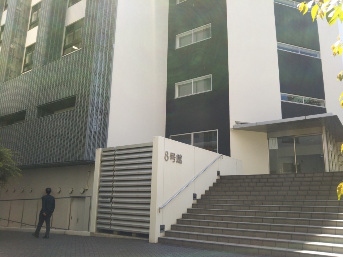 東京理科大学神楽坂キャンパスの8号館にある食堂内の広告