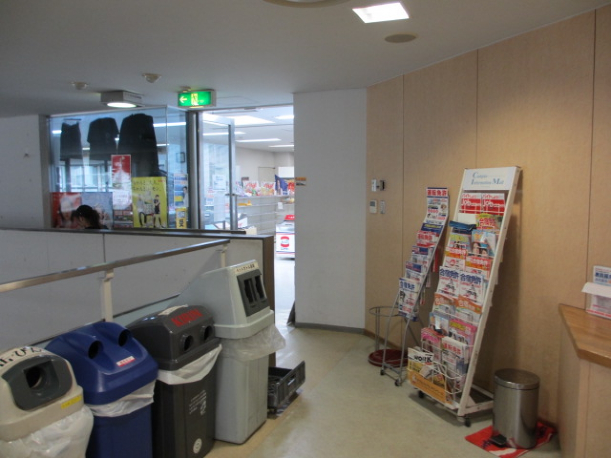 国士舘大学多摩キャンパスの成文堂書店入口
