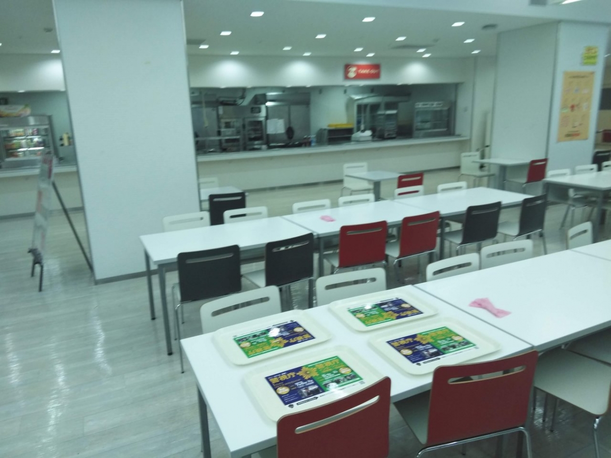 国士舘大学の学食のトレイ。食堂名は梅や