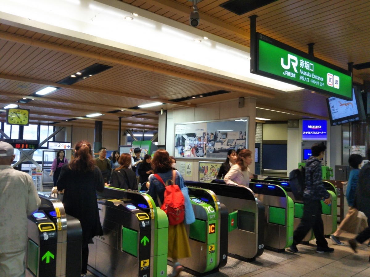 JR中央線四ッ谷駅の駅貼りポスター。改札前