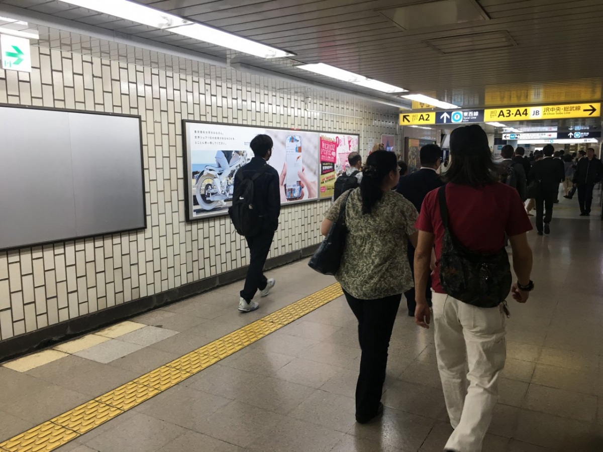 東京メトロ東西線飯田橋駅の駅貼りポスター