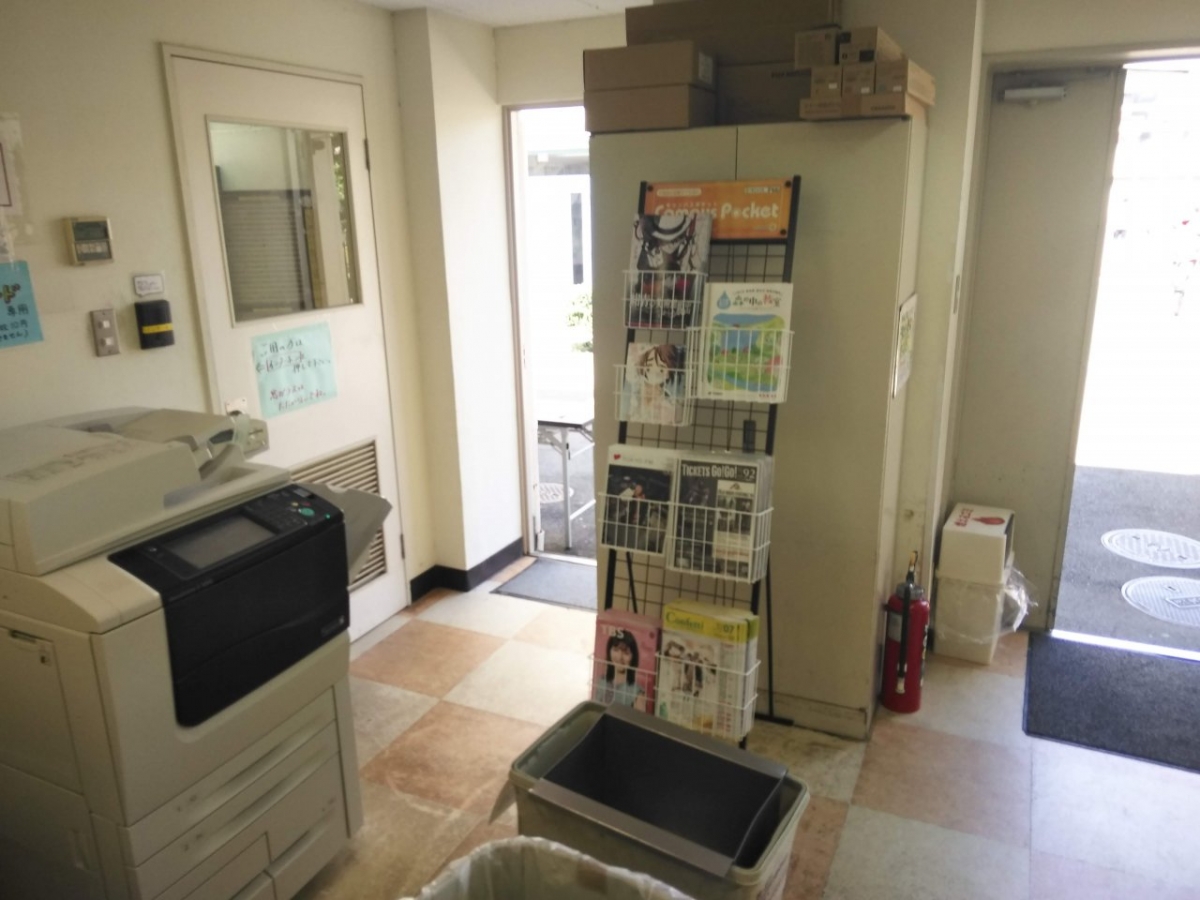 慶應大学日吉キャンパス生協購買部コピーコナー内にあるキャンパスポケット（ラック））