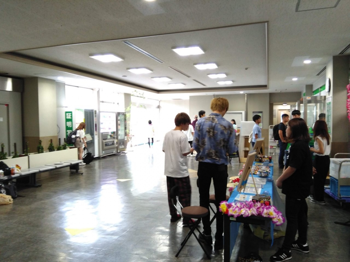 亜細亜大学ファミリーマートではたらいくどっとこむの説明