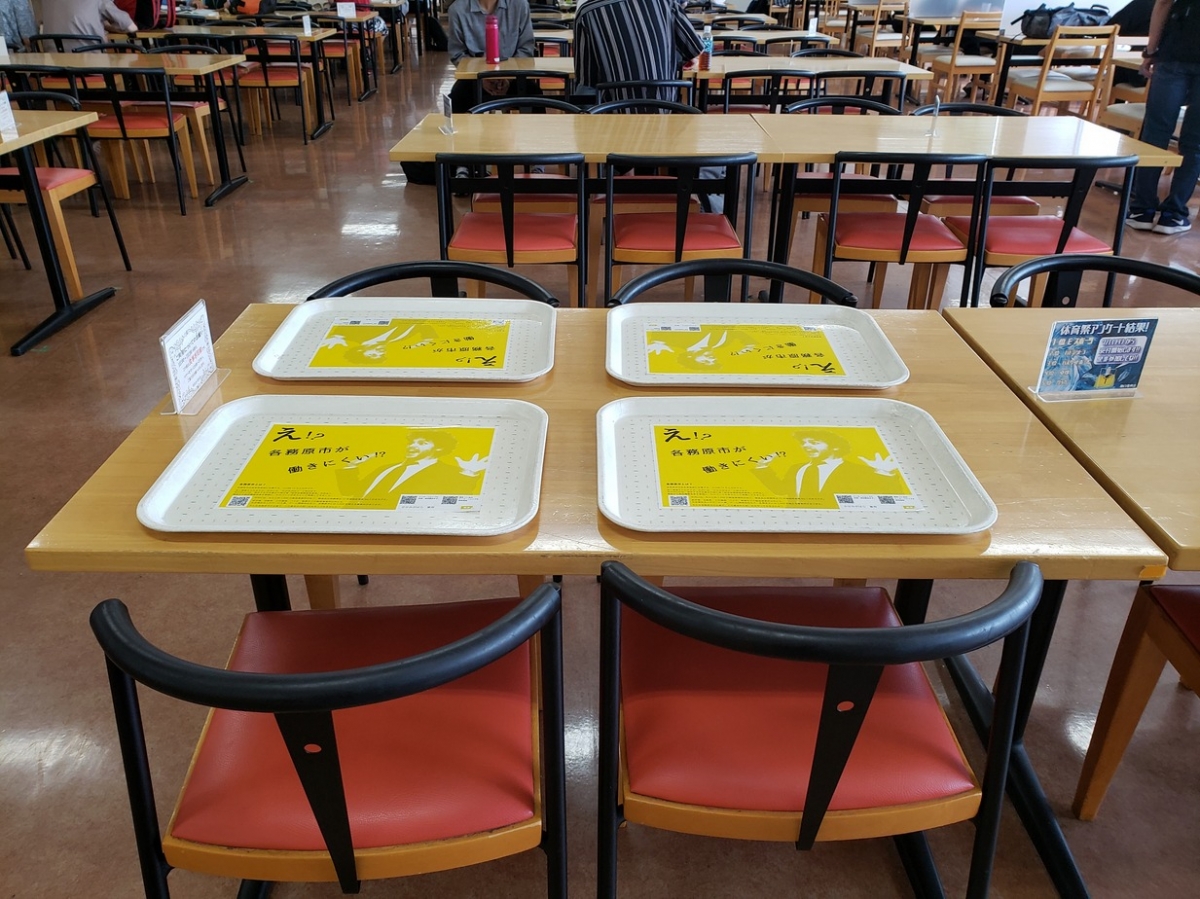 大同大学の学食でトレイ広告