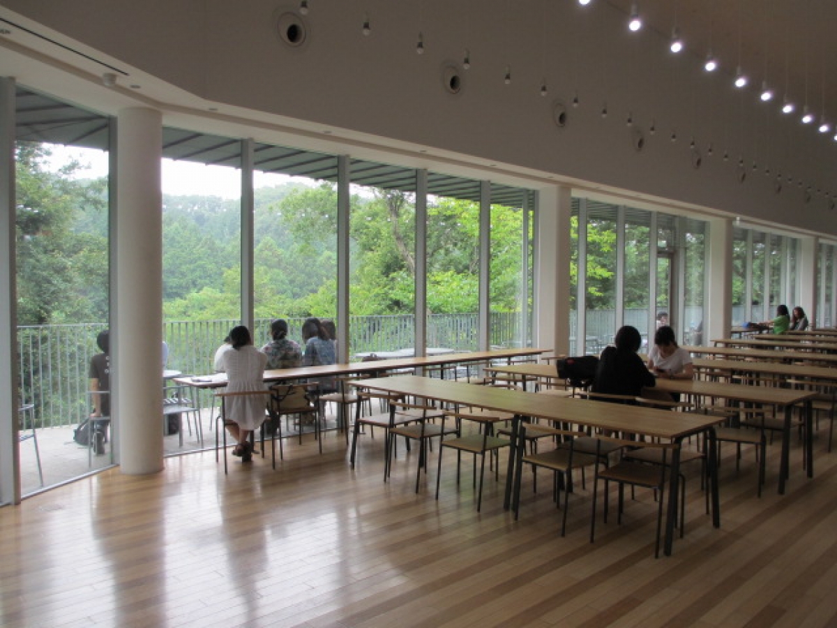 東京造形大学の食堂内観