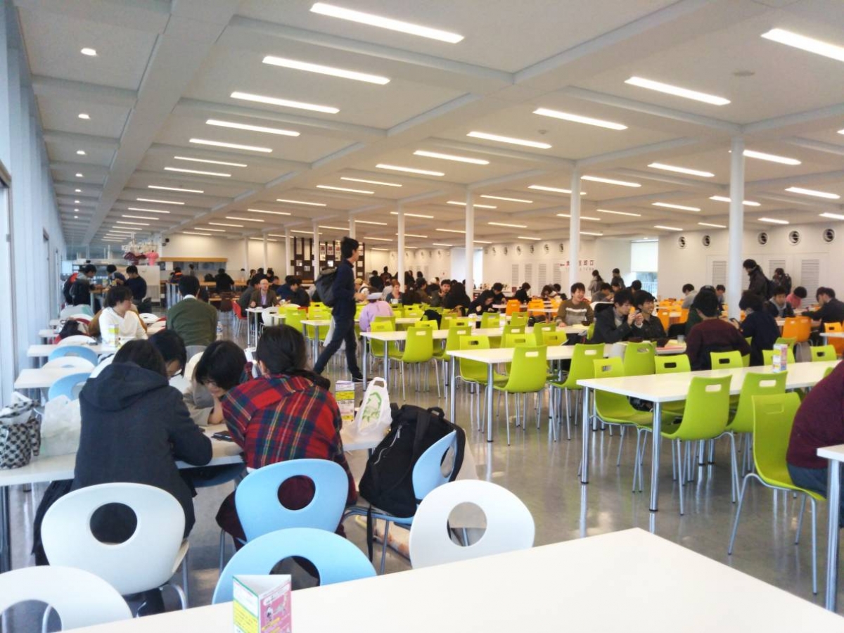 九州大学伊都キャンパスの食堂内のテーブルにPOP広告を設置