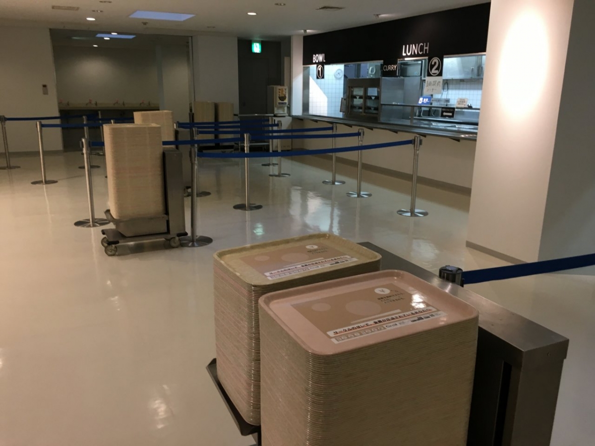 獨協大学の学食でトレイ広告