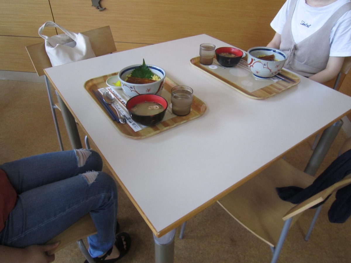 島根県立大学の学食でトレイ広告