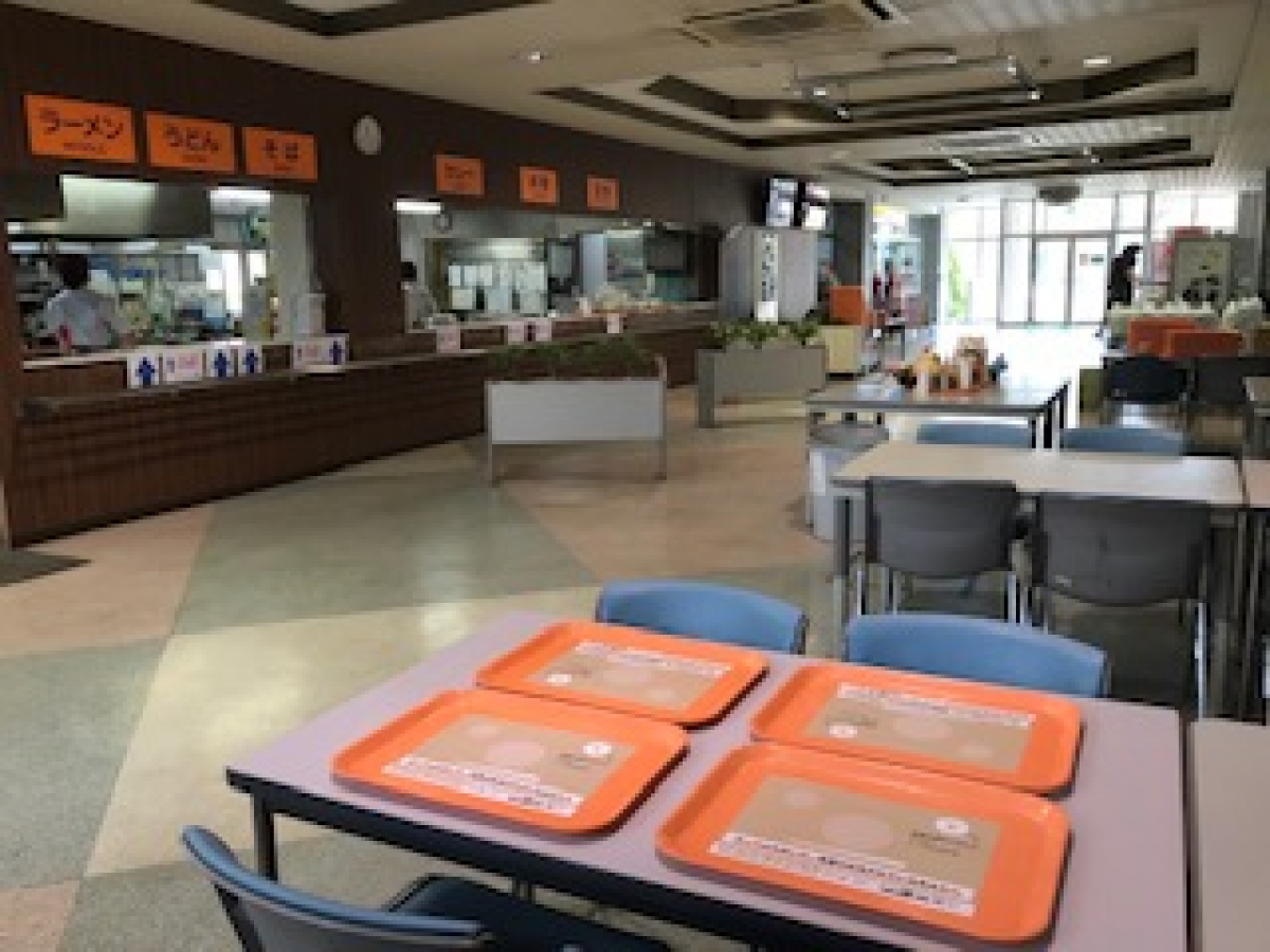 平成国際大学の学食でトレイ広告