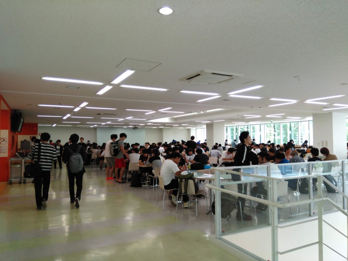 札幌大学の食堂内　学食広告　トレイ広告　