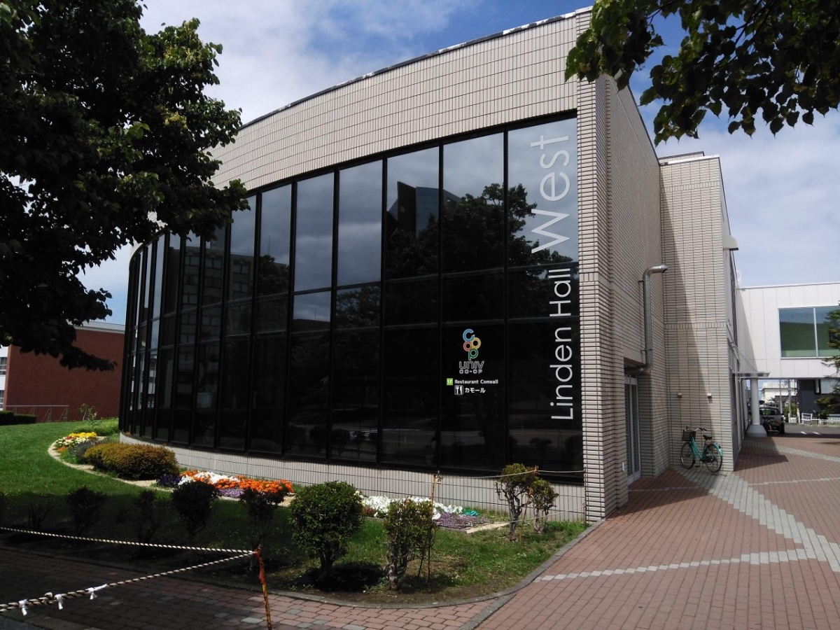 札幌大学の食堂外観　学食広告　トレー広告　比較