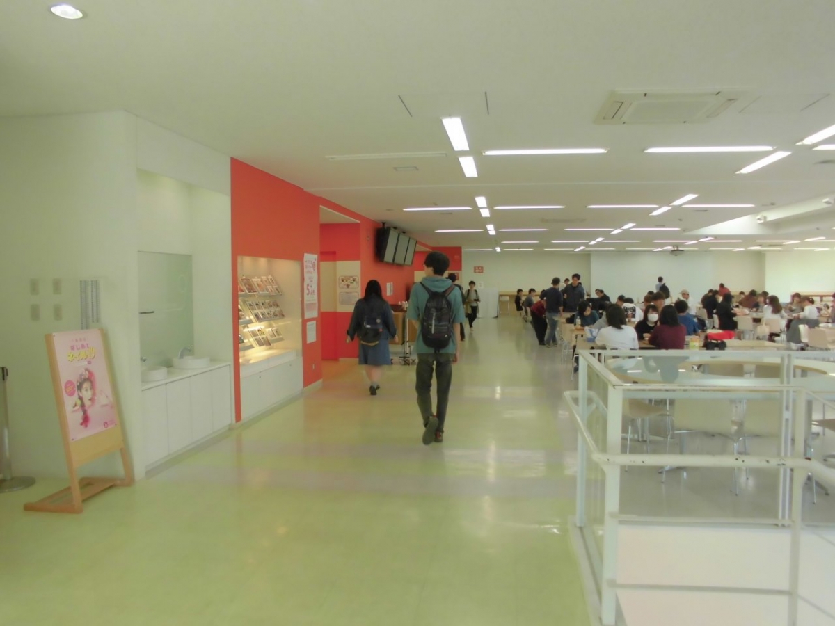 札幌大学の食堂でホットペッパービューティーのポスターを掲出