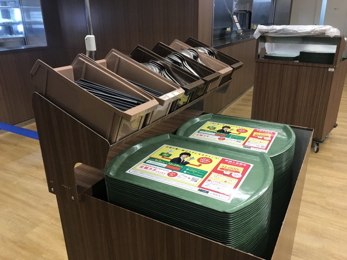 駒澤大学での学食トレイ広告