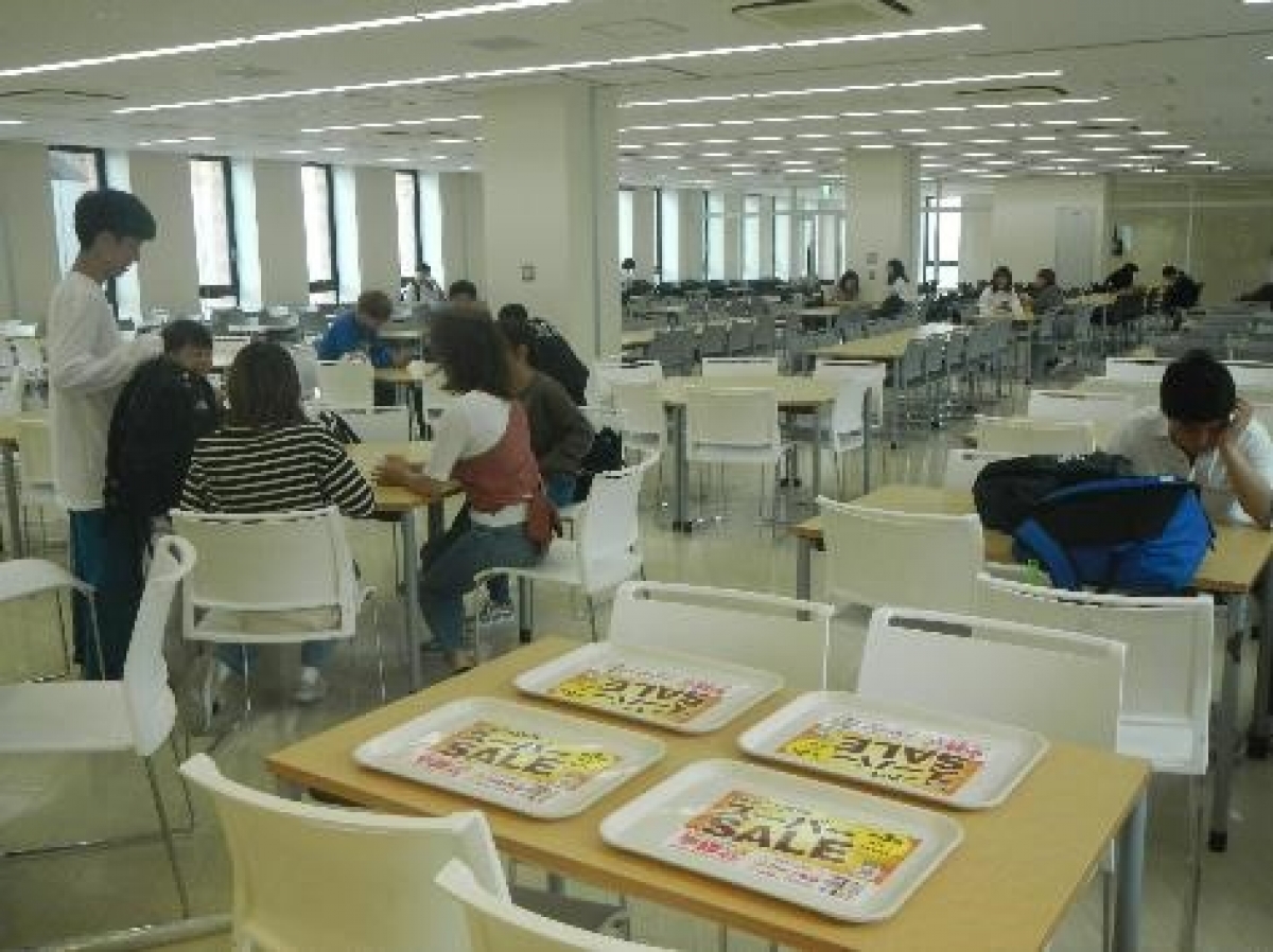 京都橘大学の学食トレイ