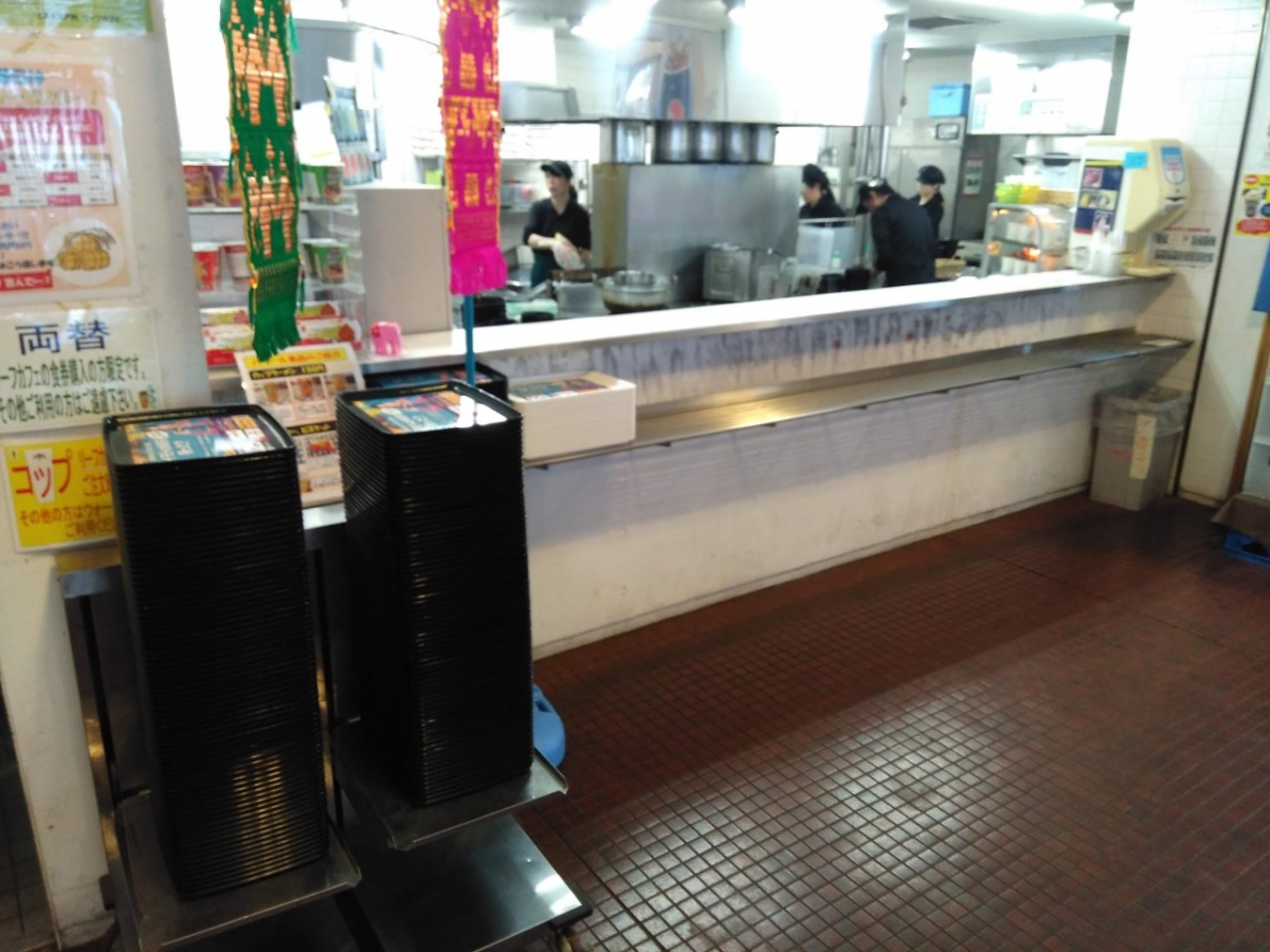 中央大学多摩キャンパスのトレイ広告