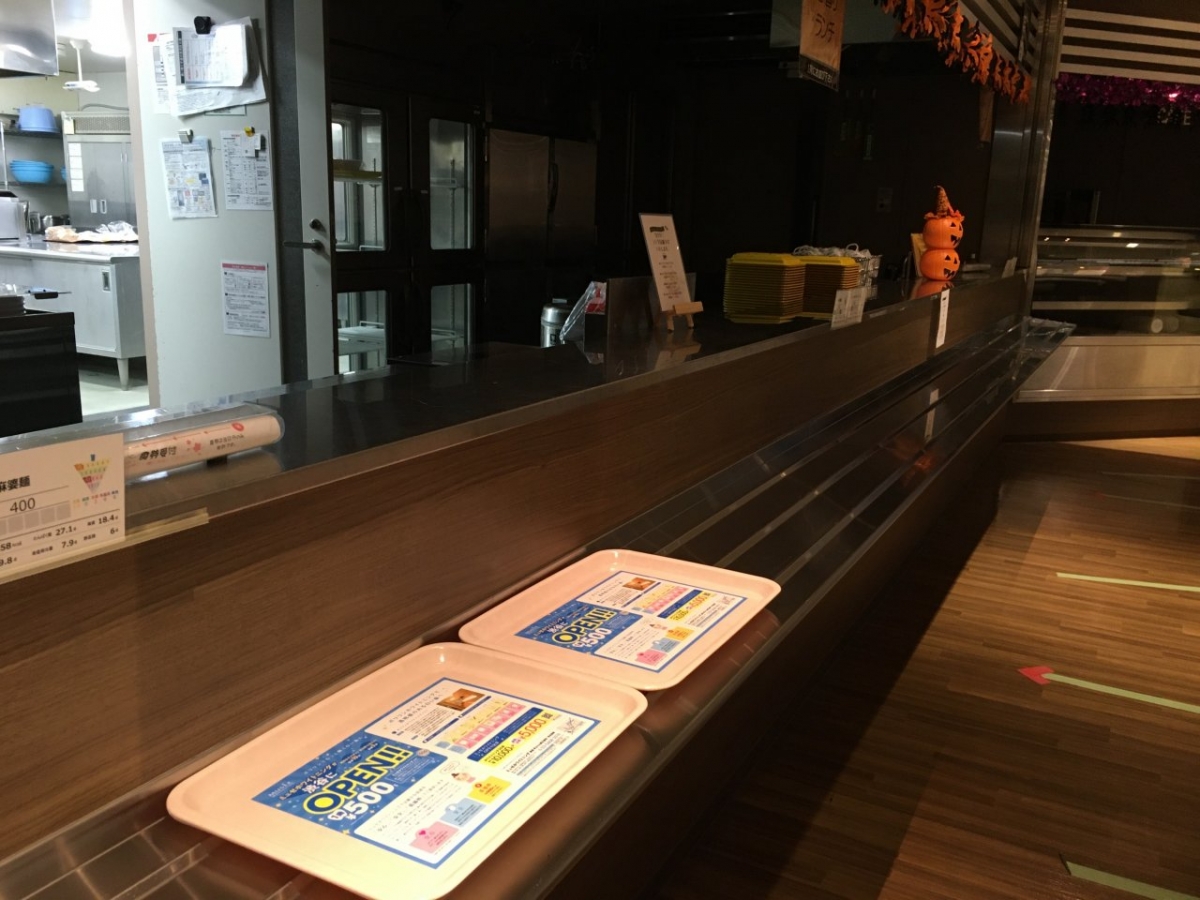 実践女子大学渋谷キャンパスでの学食トレイ広告