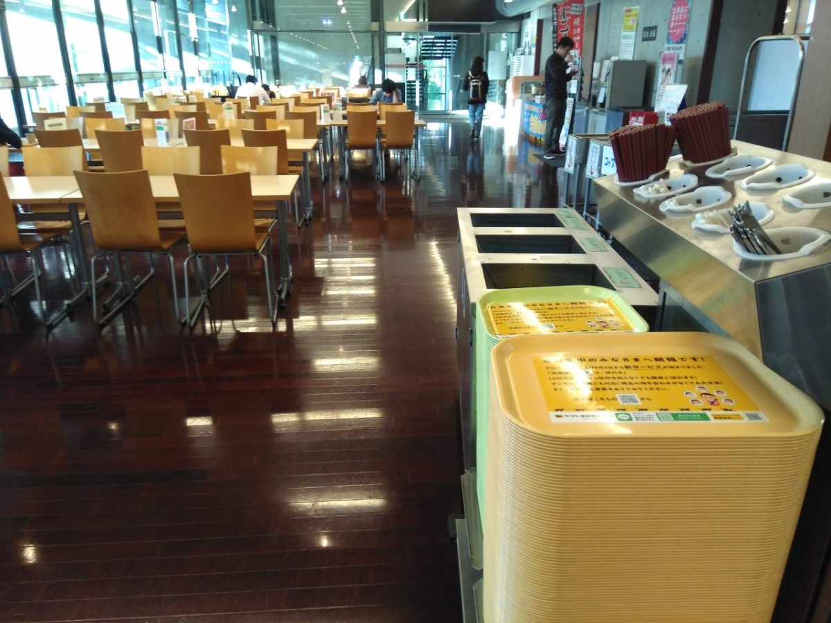 国学院大学渋谷キャンパスでの学食トレイ広告