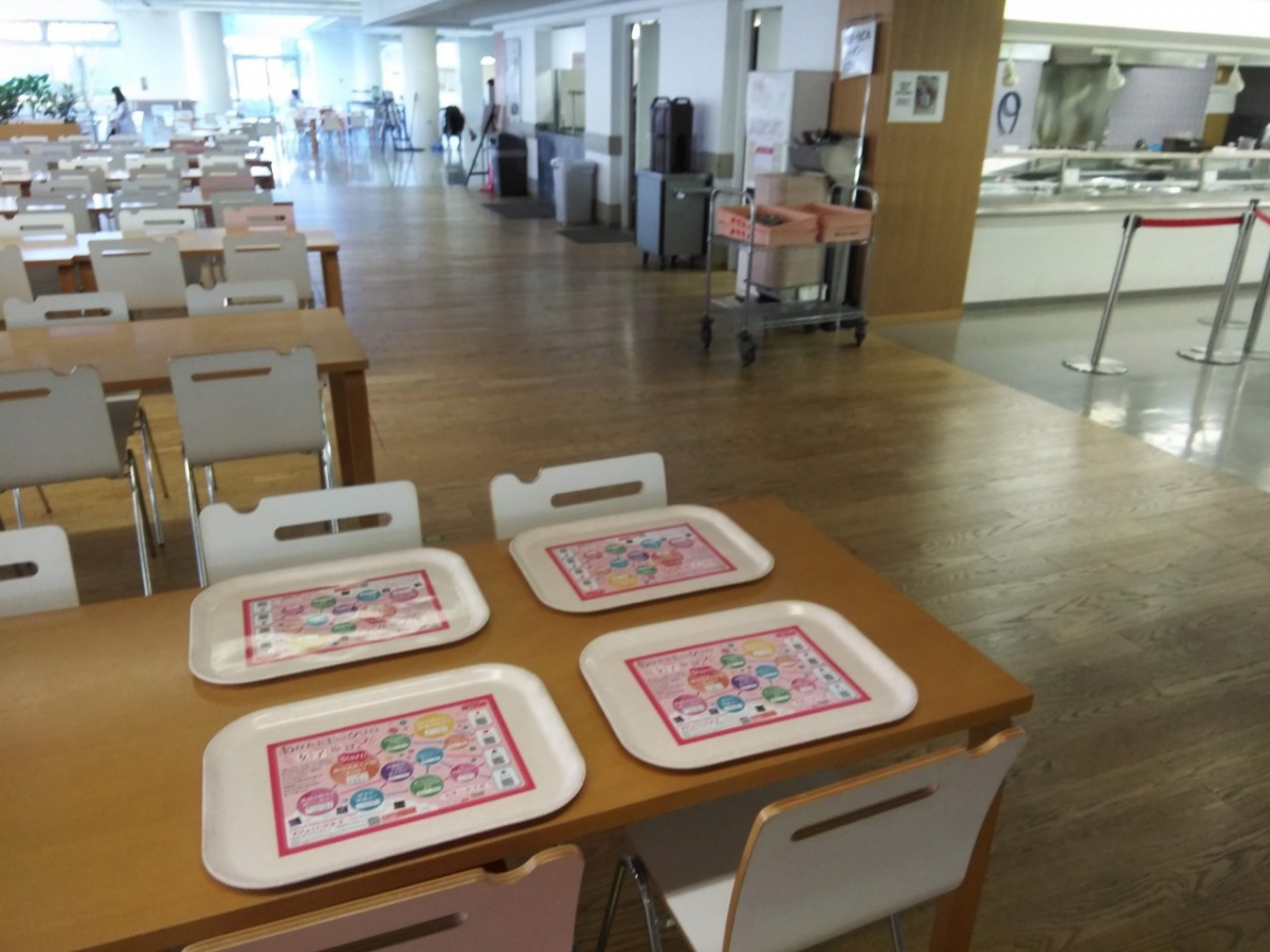 駒澤女子大学での学食トレイ広告