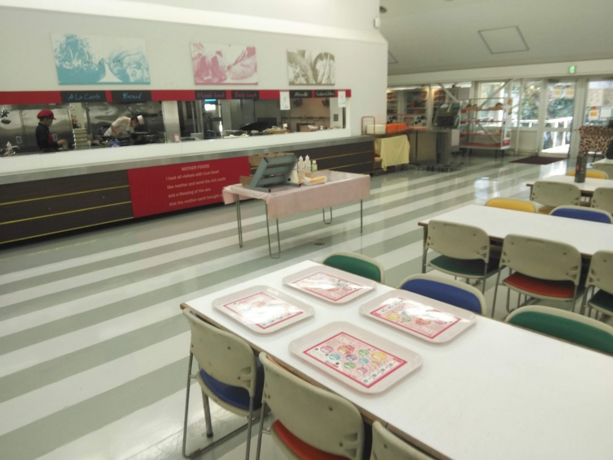 武蔵野美術大学A棟での学食トレイ広告