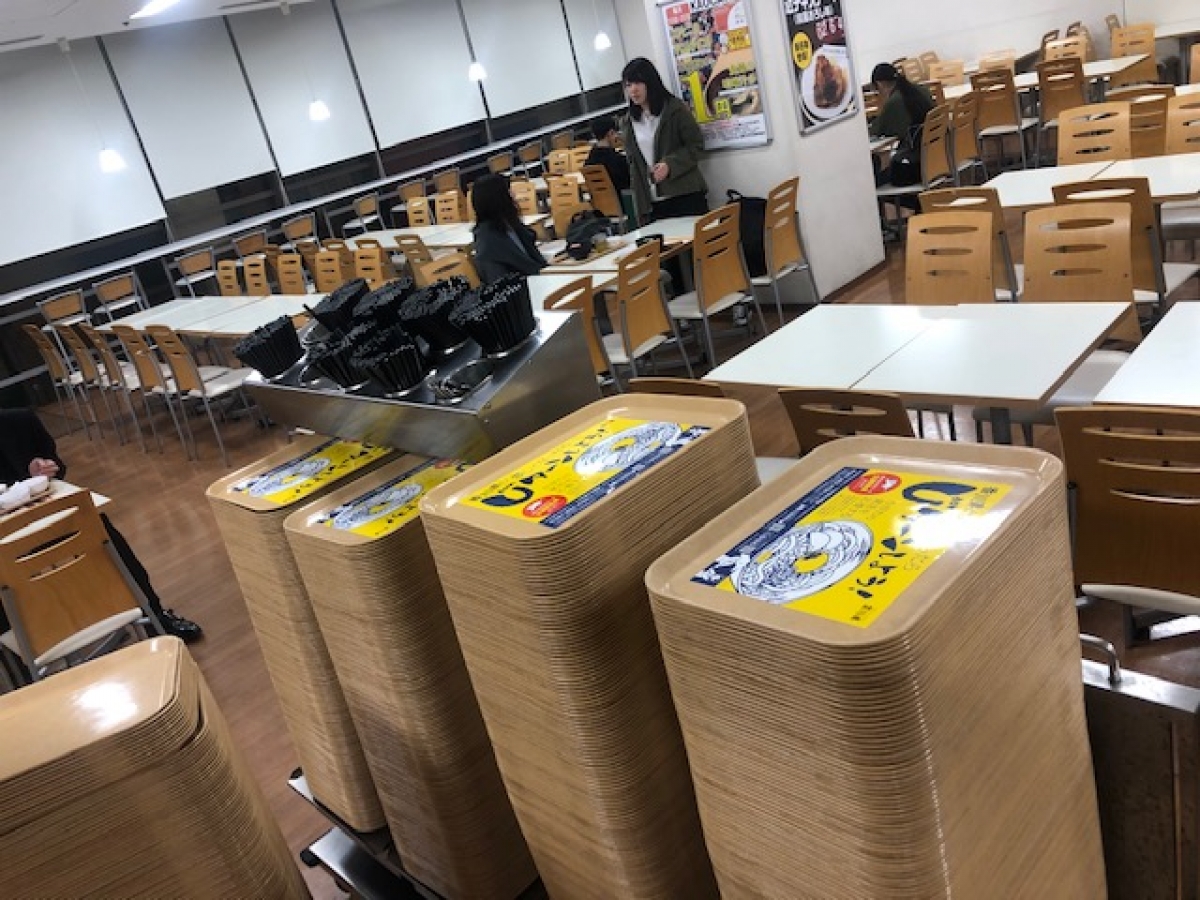 近畿大学での学食トレイ広告