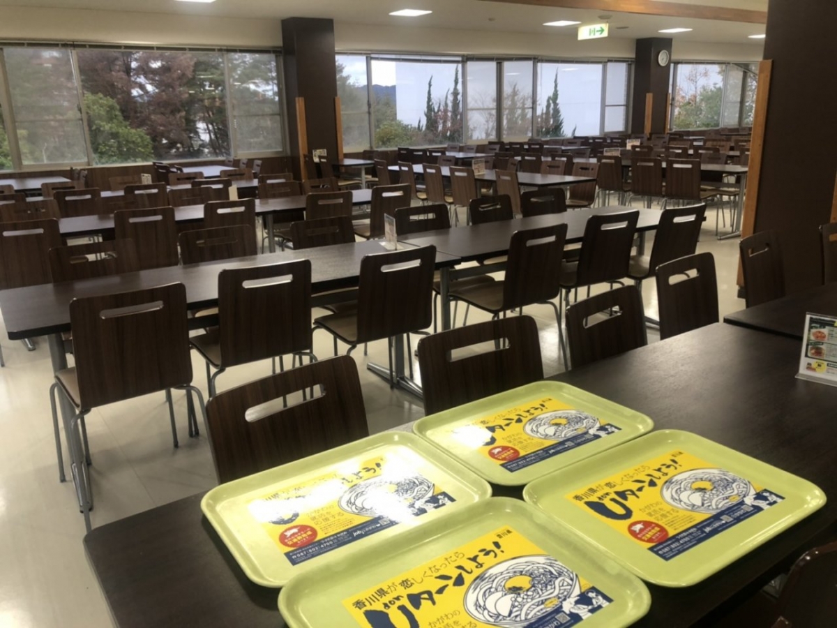 広島大学北第一食堂での学食トレイ広告