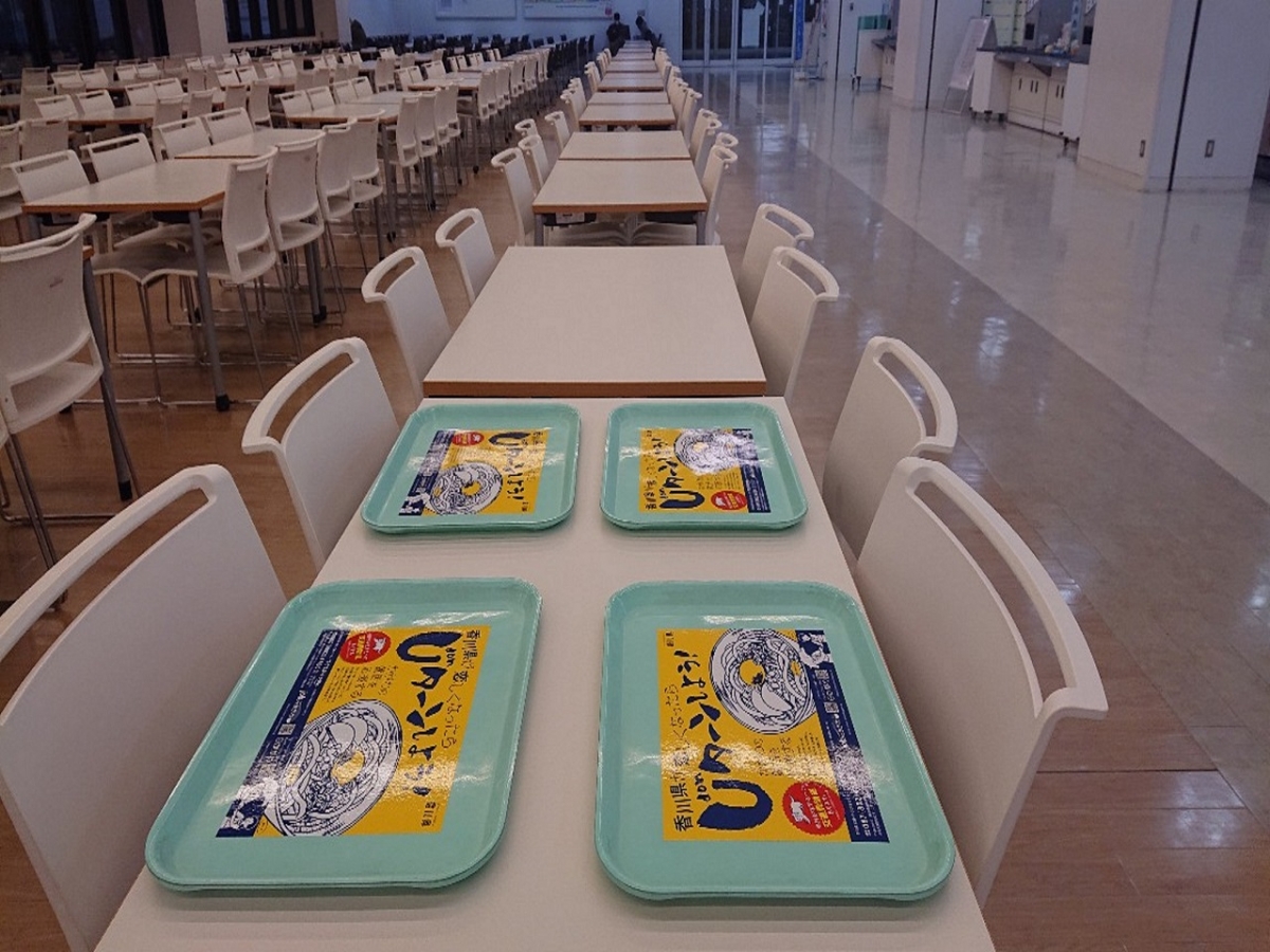 龍谷大学深草キャンパスでの学食トレイ広告