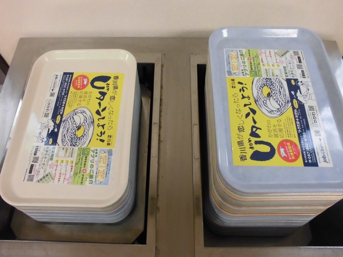 関西学院大学での学食トレイ広告