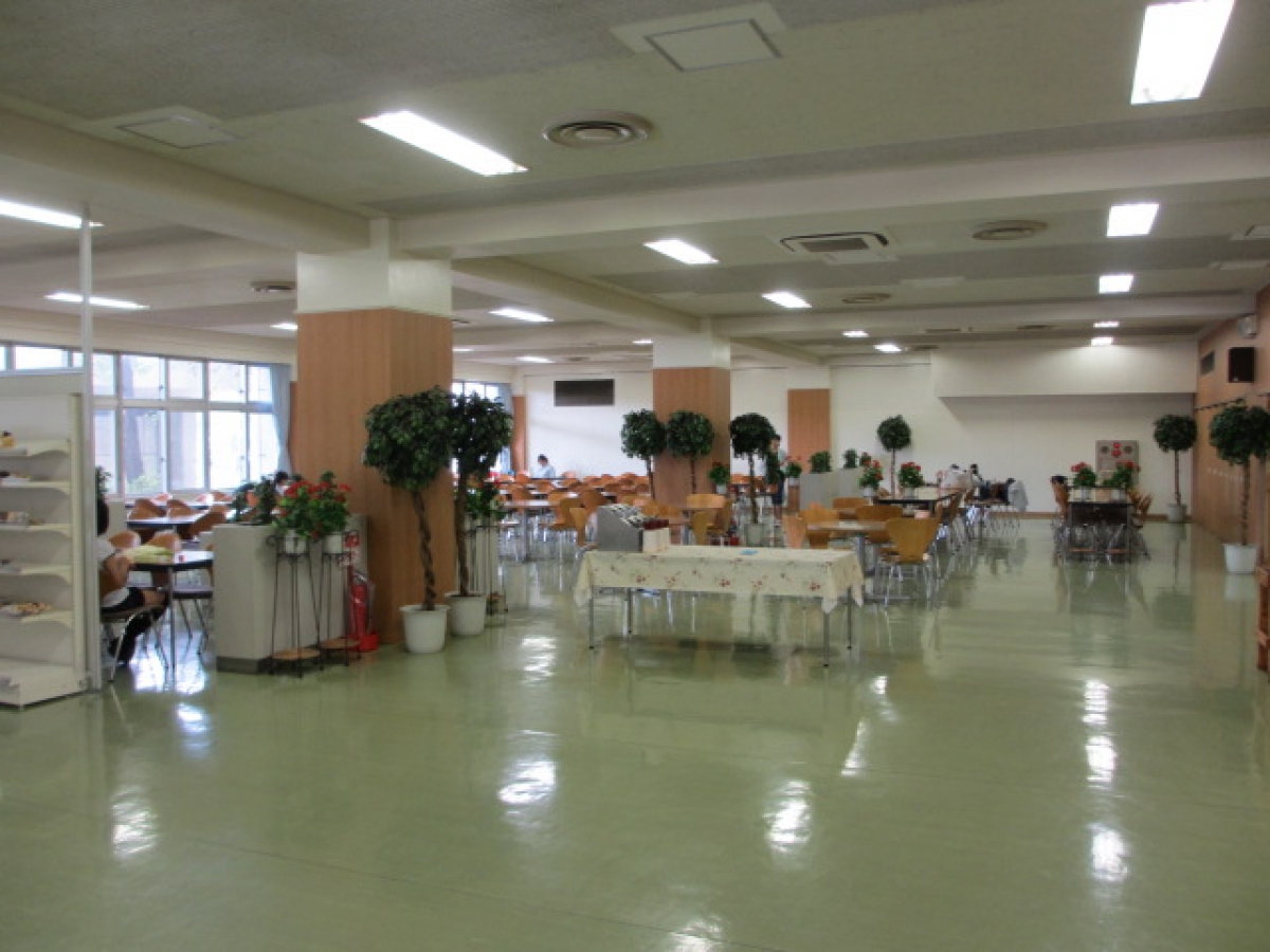 東京純心女子大学の食堂