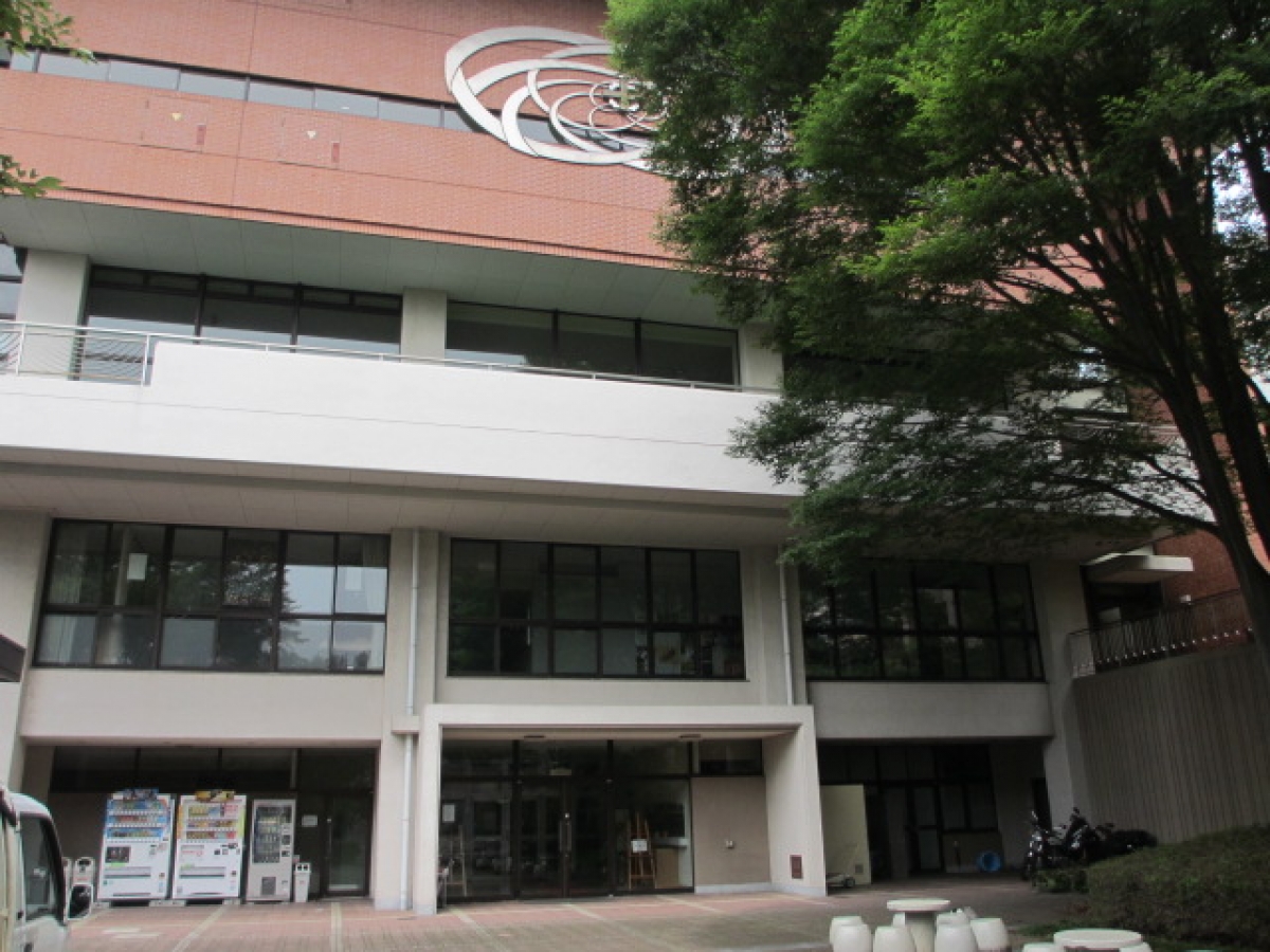 東京純心女子大学の食堂外観