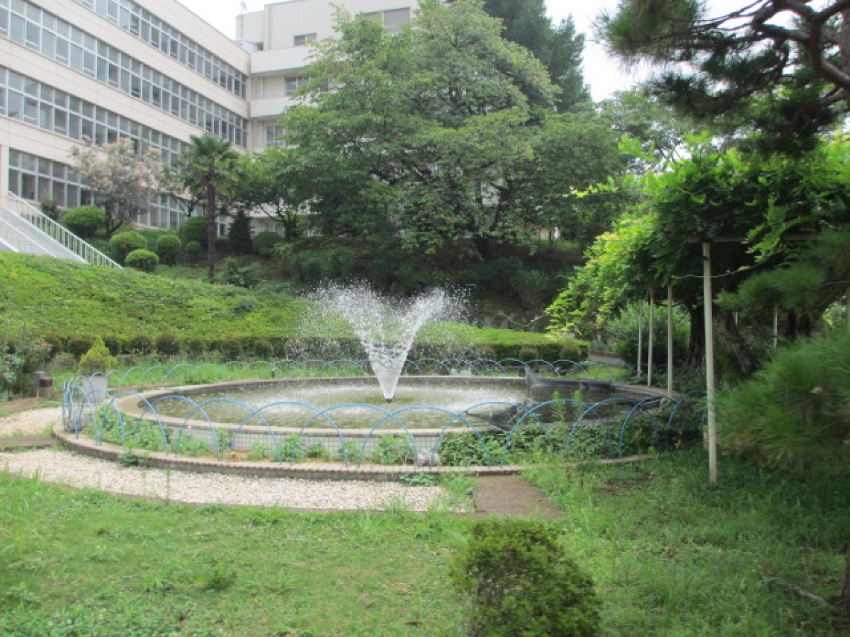 東京純心女子大学の中庭噴水