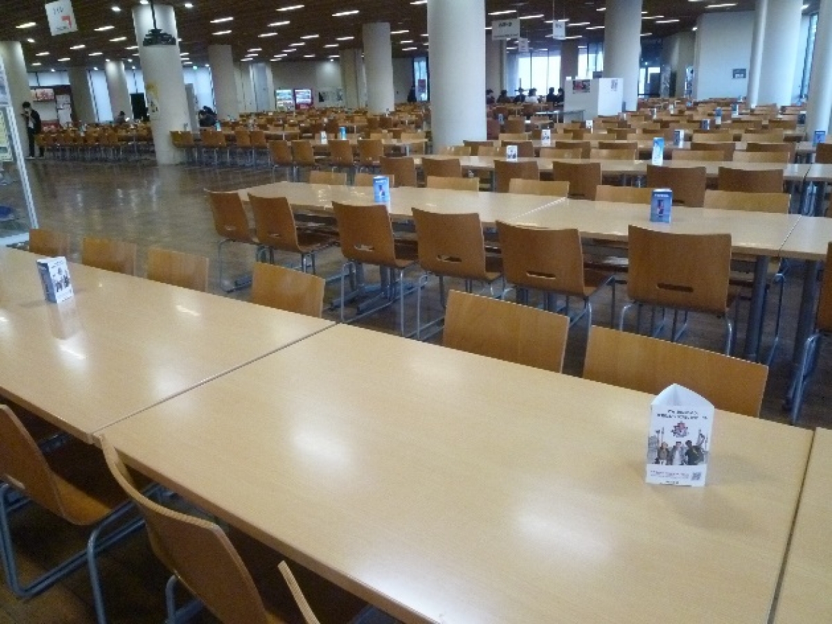 関西大学千里山キャンパスの食堂に三角POPを設置