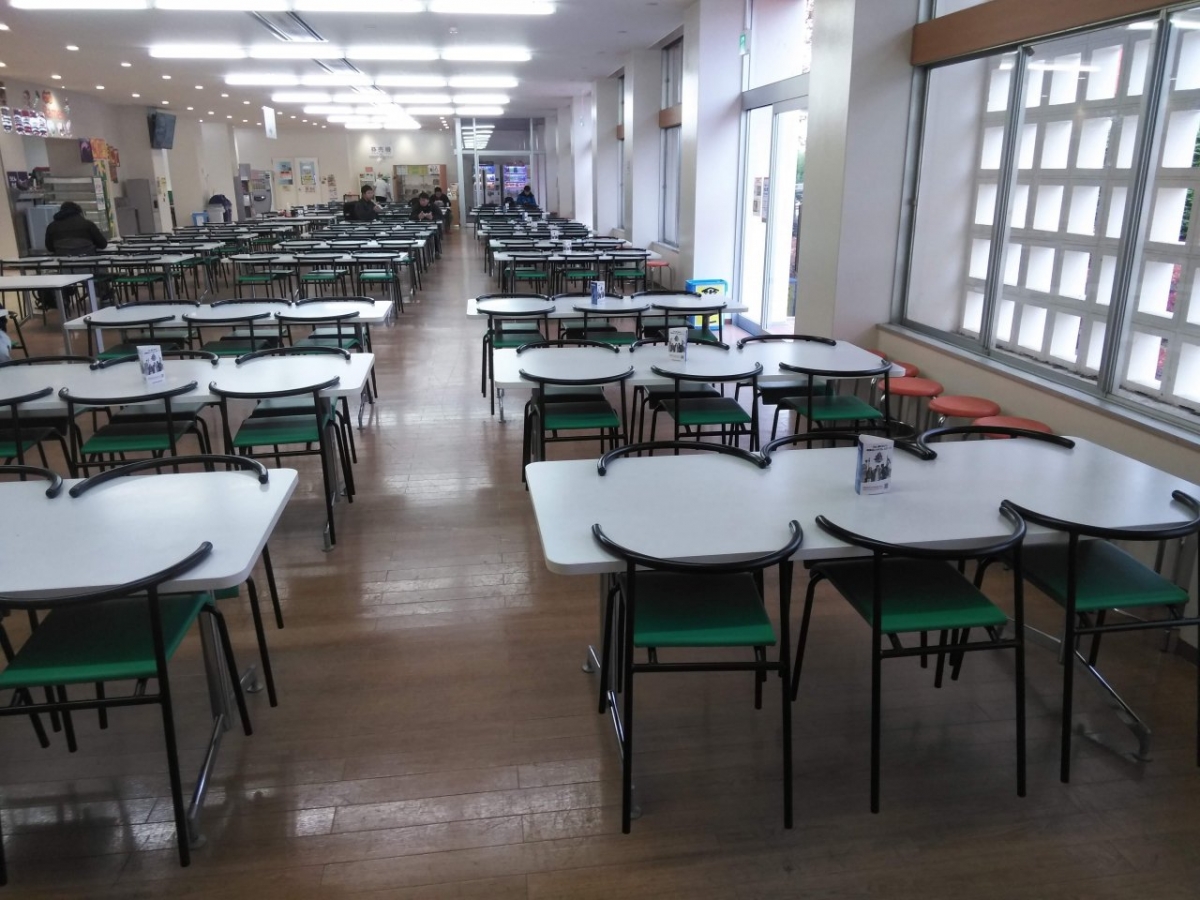拓殖大学八王子国際キャンパスの食堂に三角POP設置