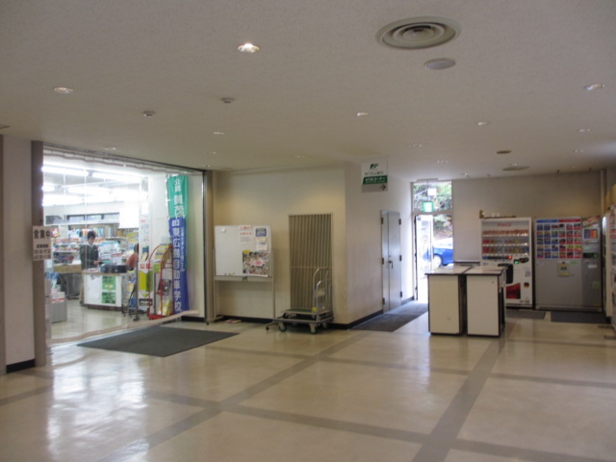近畿大学広島キャンパスB館１Fブックセンターの入口