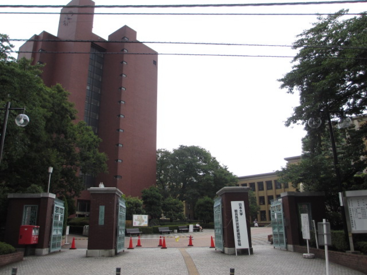 日本大学桜上水キャンパス文理学部の正門