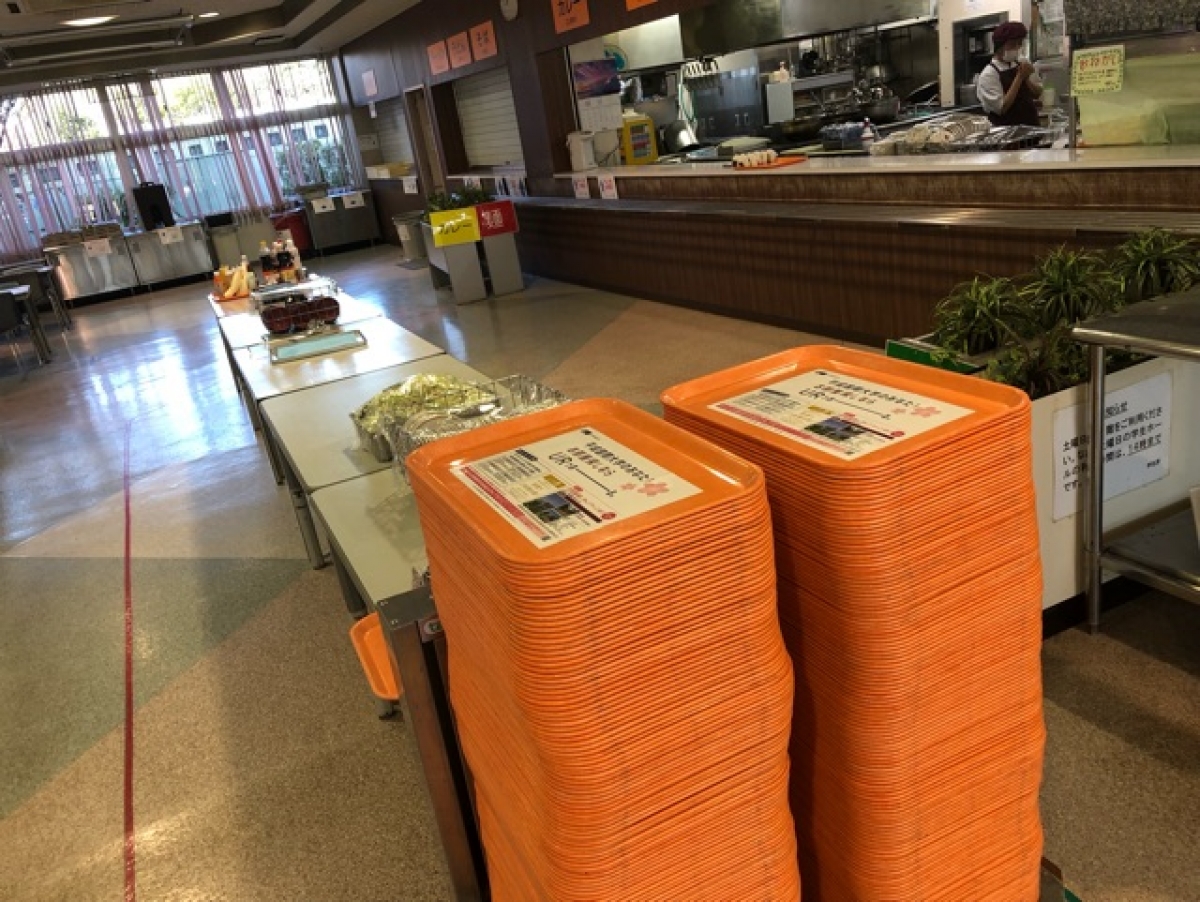 平成国際大学の学食トレイ広告