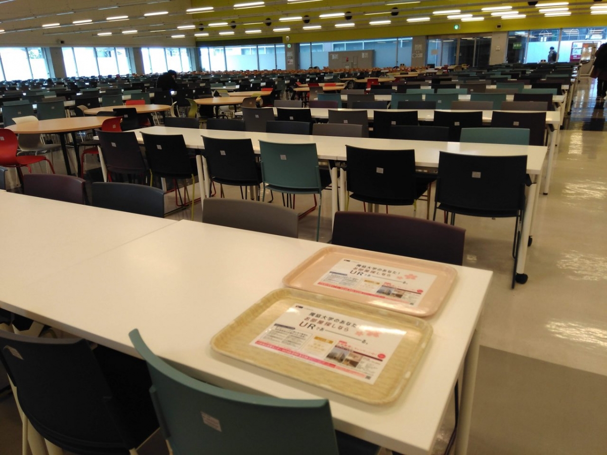 獨協大学の学食トレイ広告