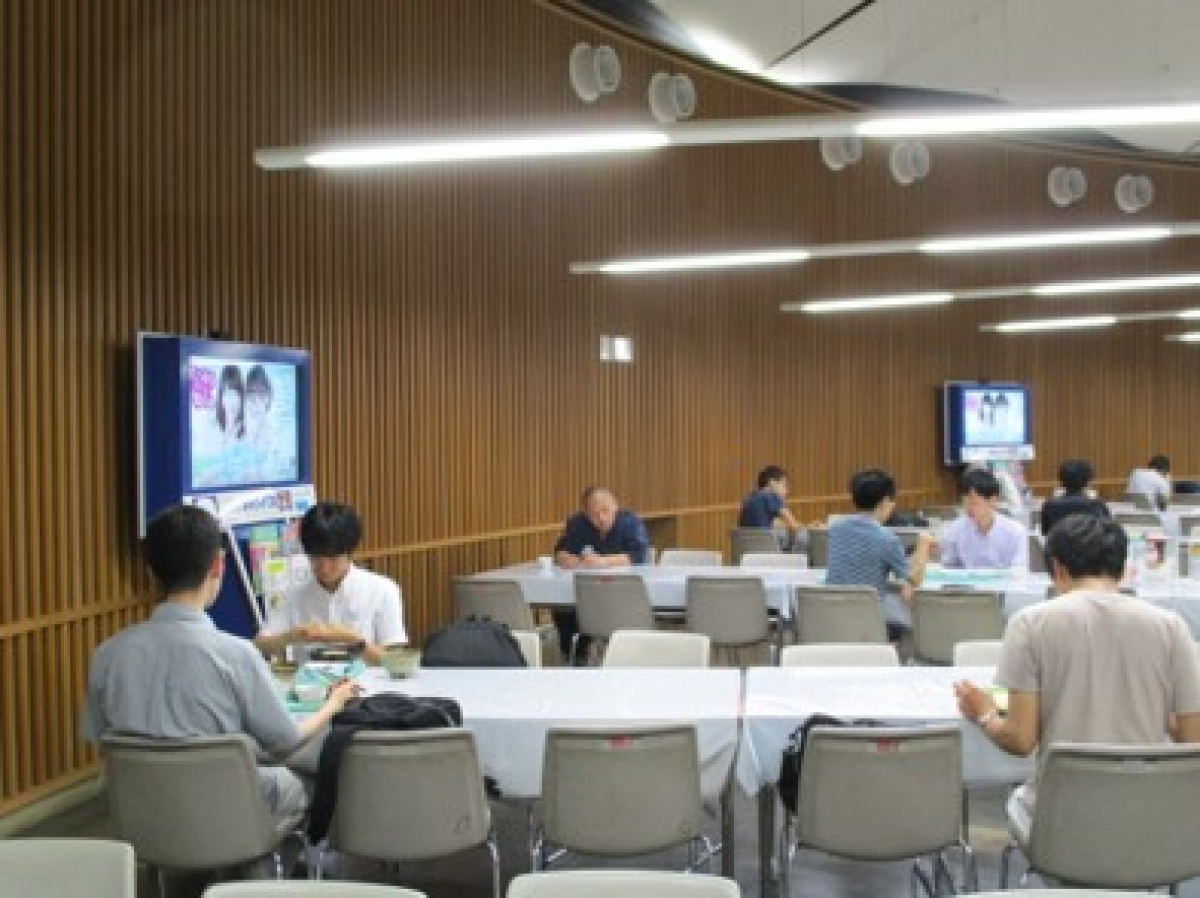 東京大学の食堂内で4台放映