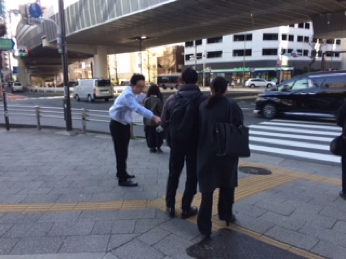 就活セミナー会場周辺で街頭サンプリング