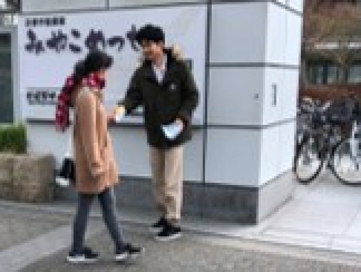 就活セミナー会場周辺で大学生に向けてサンプリング